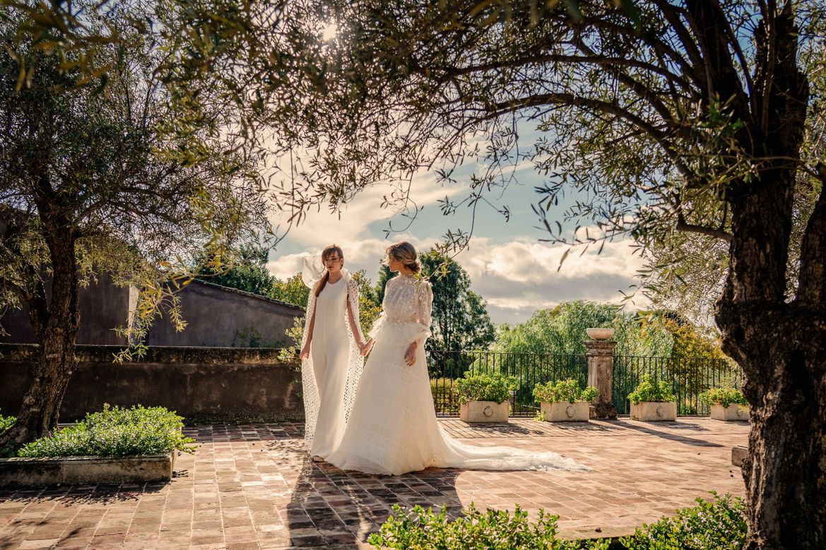 Two brides in the garden of Casa La Carrubbazza in Sicily