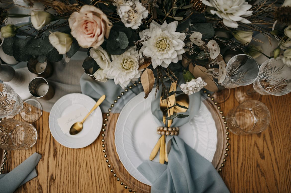 Styling wedding dinner table by Sebastian Flowers Italy