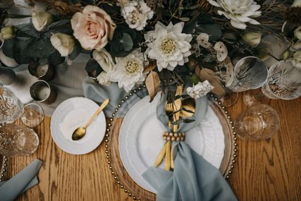 Styling wedding dinner table by Sebastian Flowers Italy